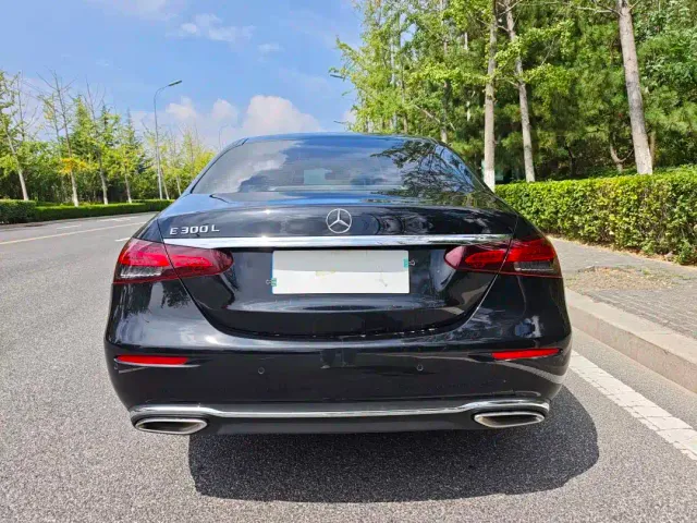 Mercedes-Benz E-Class — Фото автомобиля 3