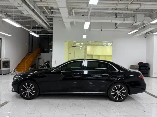 Mercedes-Benz E-Class — Фото автомобиля 2