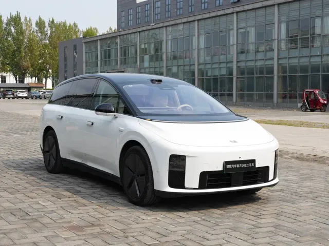Li Auto i8 — Фото автомобиля 3