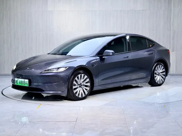 Tesla Model 3 — Фото автомобиля 9