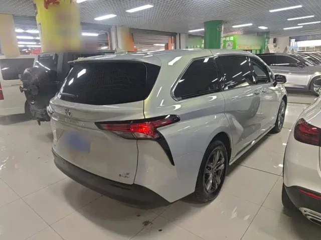 Toyota Sienna — Фото автомобиля 6
