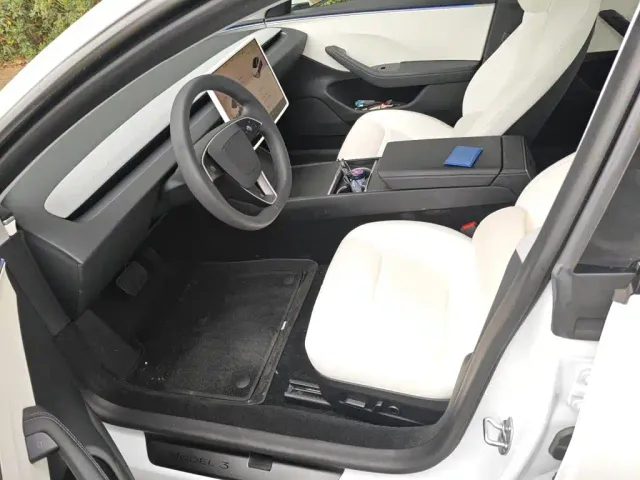 Tesla Model 3 — Фото автомобиля 18