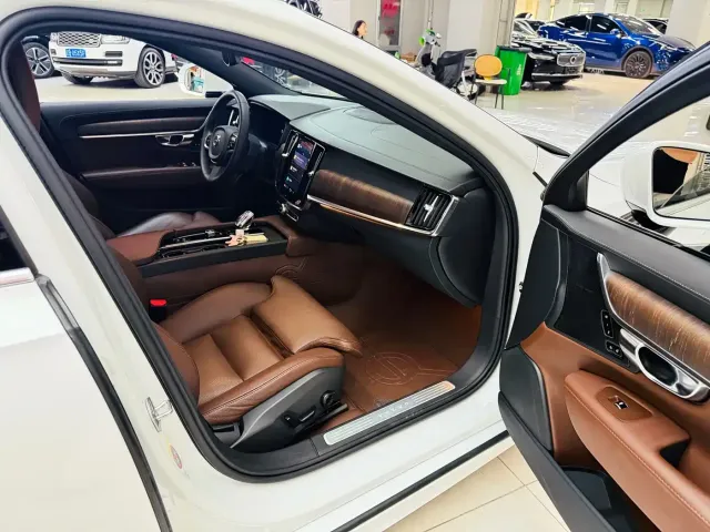 Volvo S90 — Фото автомобиля 9