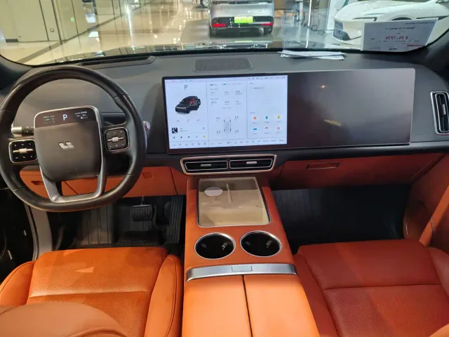 Li Auto L8 — Фото автомобиля 17