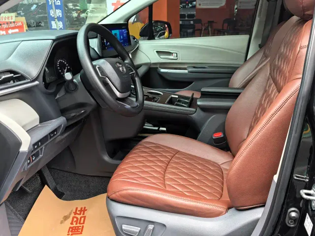 Toyota Sienna — Фото автомобиля 10