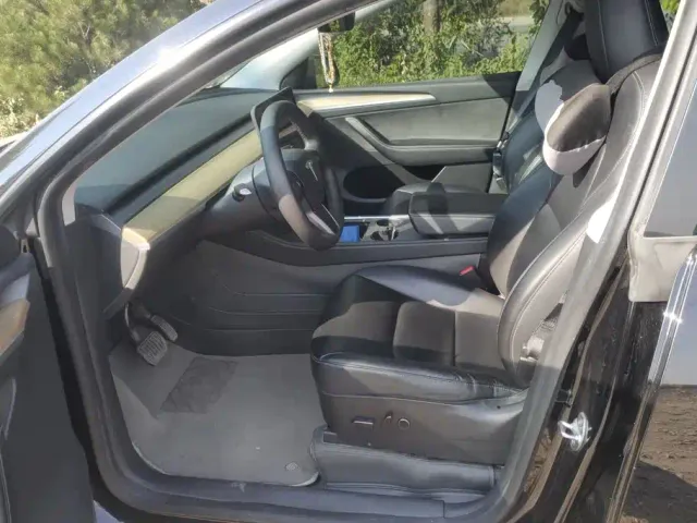 Tesla Model Y — Фото автомобиля 9