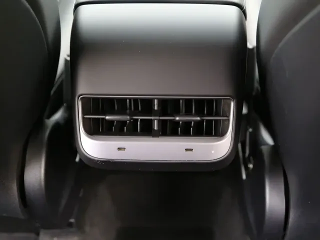 Tesla Model Y — Фото автомобиля 11