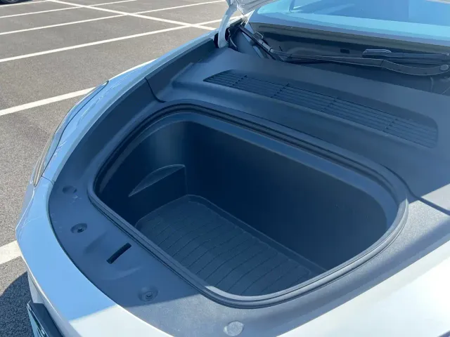 Tesla Model Y — Фото автомобиля 12
