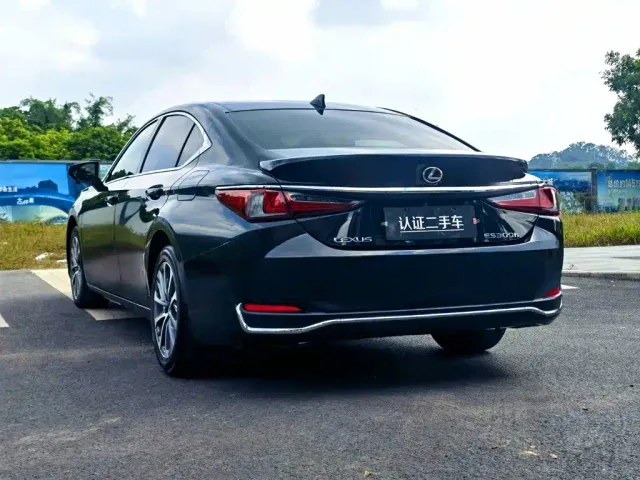 Lexus ES — Фото автомобиля 5