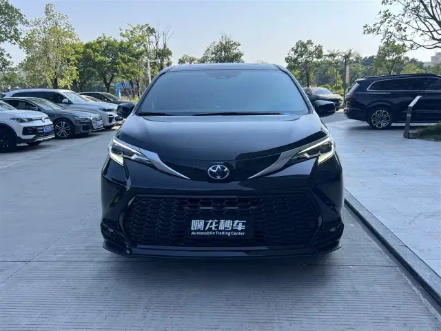 Toyota Sienna — Фото автомобиля 2