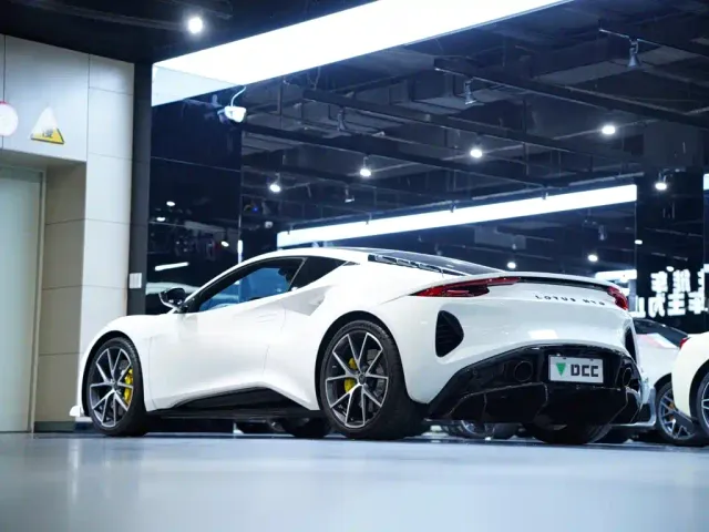 Lotus Emira — Фото автомобиля 5