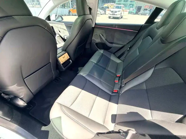 Tesla Model 3 — Фото автомобиля 4