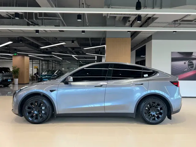 Tesla Model Y — Фото автомобиля 3