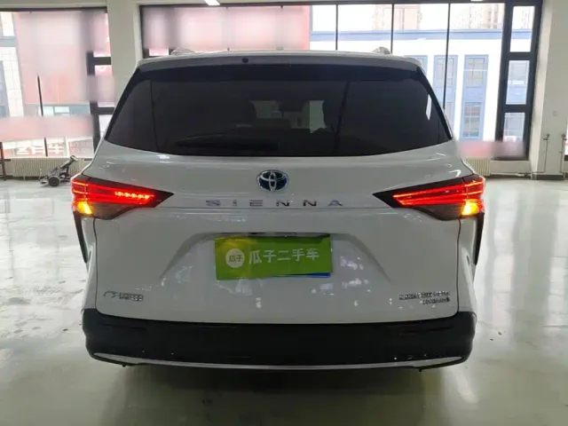 Toyota Sienna — Фото автомобиля 5