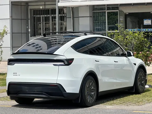 Tesla Model Y L — Фото автомобиля 4