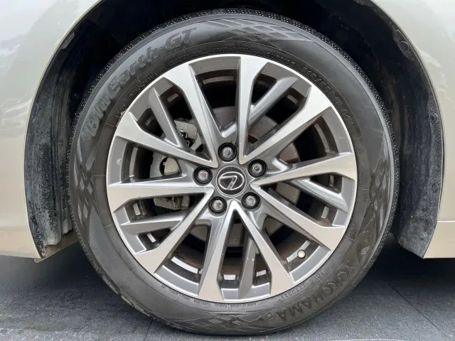 Lexus ES — Фото автомобиля 13