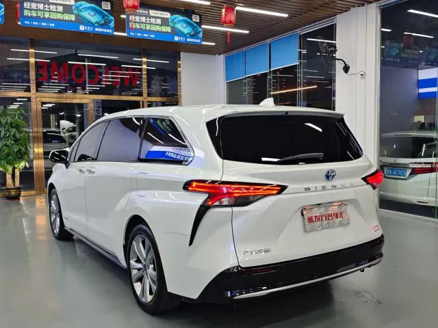 Toyota Sienna — Фото автомобиля 19