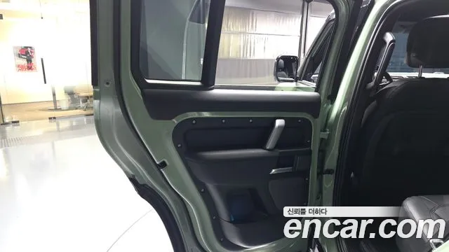 Land Rover Defender — Фото автомобиля 23