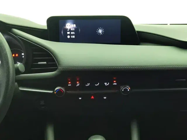Mazda Axela — Фото автомобиля 12