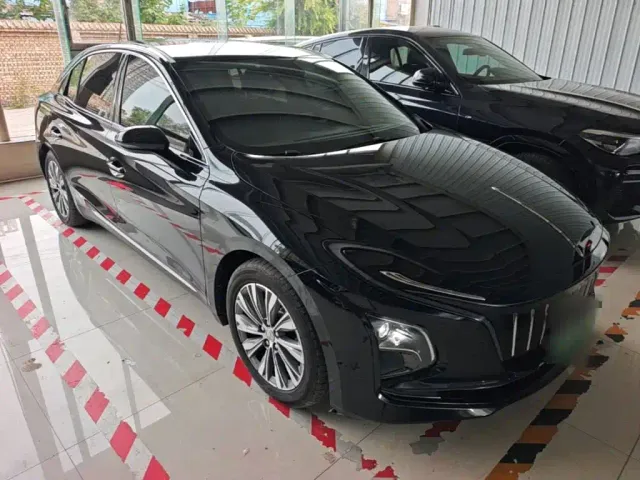 Hongqi E-QM5 — Фото автомобиля 3