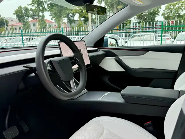 Tesla Model Y — Фото автомобиля 9