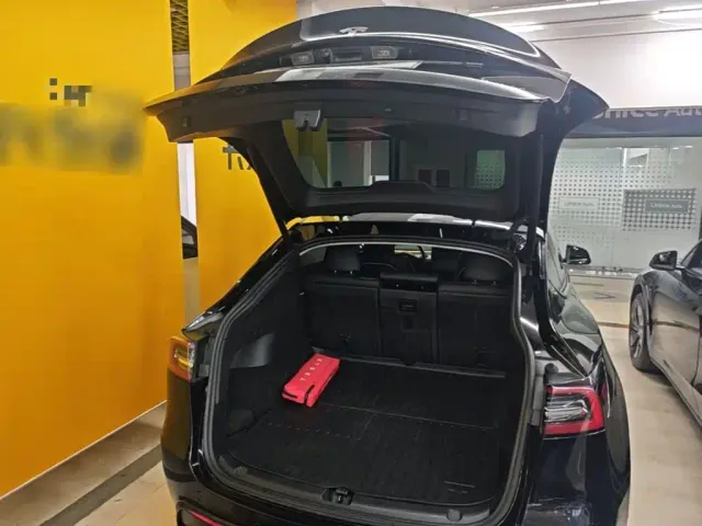 Tesla Model Y — Фото автомобиля 18