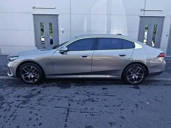 BMW i5 — Фото автомобиля 4