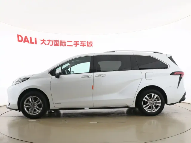 Toyota Sienna — Фото автомобиля 4