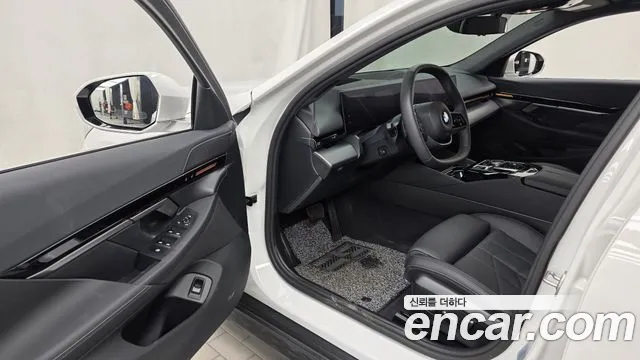 BMW 5 Series G60 — Фото автомобиля 15