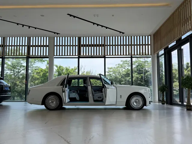 Rolls-Royce Phantom — Фото автомобиля 5