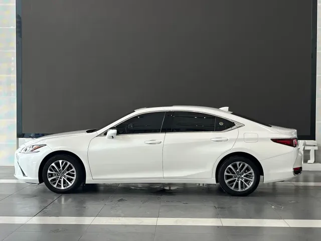 Lexus ES — Фото автомобиля 7