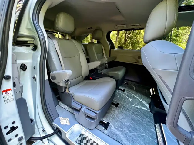 Toyota Granvia 2024 2.5L Hybrid Comfort — Фото автомобиля 30