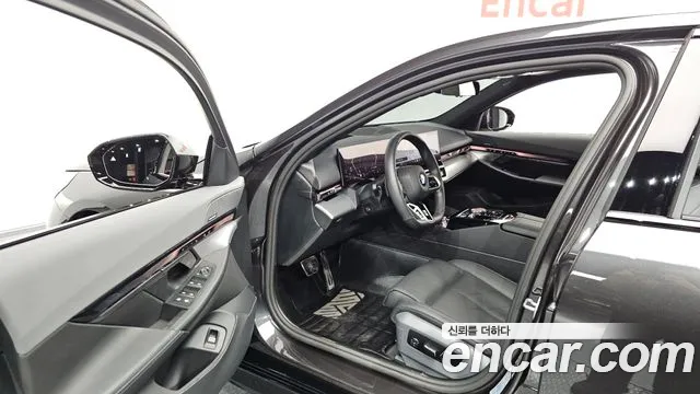 BMW 5 Series G60 — Фото автомобиля 14