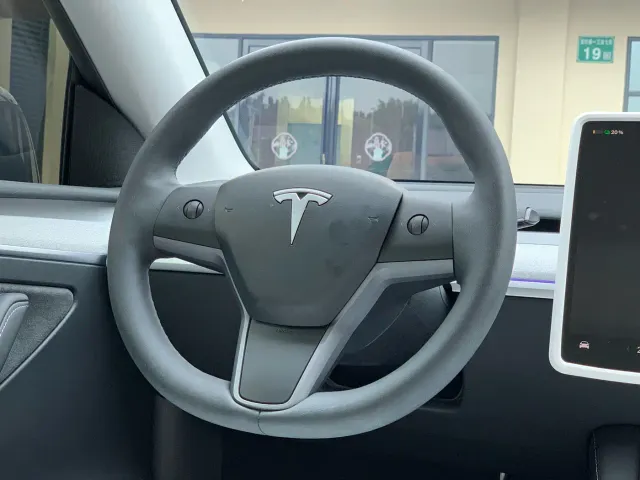 Tesla Model Y — Фото автомобиля 19