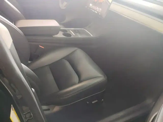 Tesla Model Y — Фото автомобиля 24