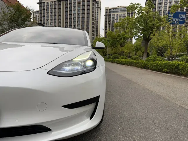Tesla Model 3 — Фото автомобиля 8
