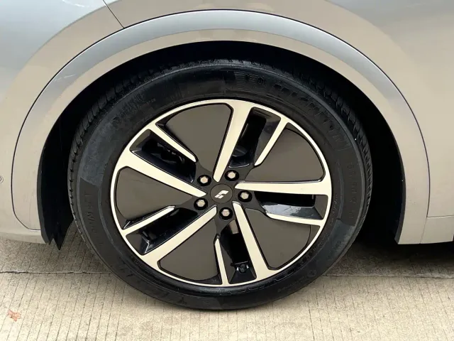 Li Auto L7 — Фото автомобиля 11