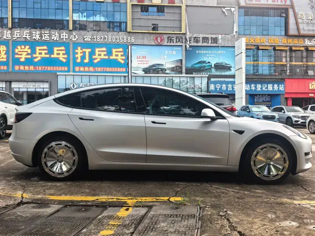 Tesla Model 3 — Фото автомобиля 4