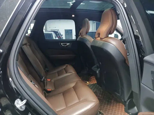 Volvo XC60 — Фото автомобиля 9