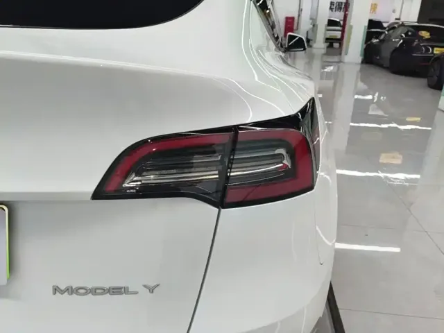 Tesla Model Y — Фото автомобиля 7
