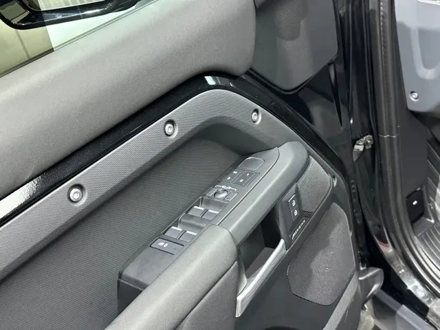 Land Rover Defender — Фото автомобиля 10