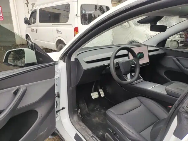 Tesla Model Y — Фото автомобиля 15