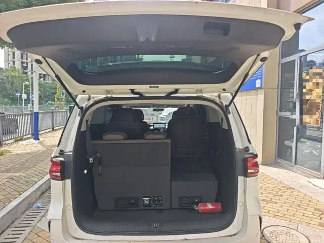 Roewe iMAX8 — Фото автомобиля 18