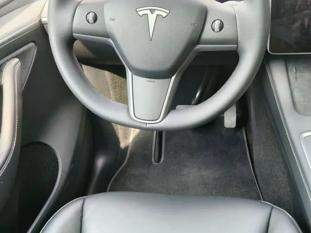 Tesla Model Y — Фото автомобиля 11