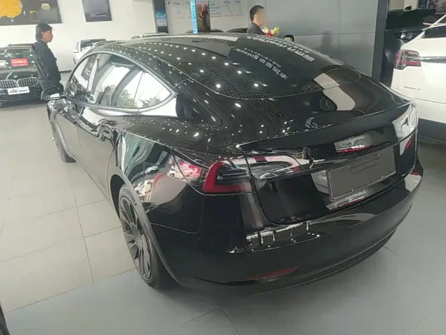 Tesla Model 3 — Фото автомобиля 4