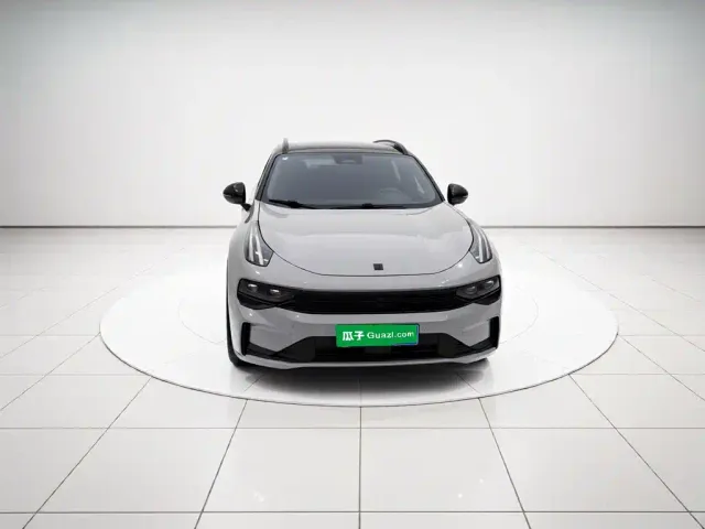 Lynk & Co 01 — Фото автомобиля 2