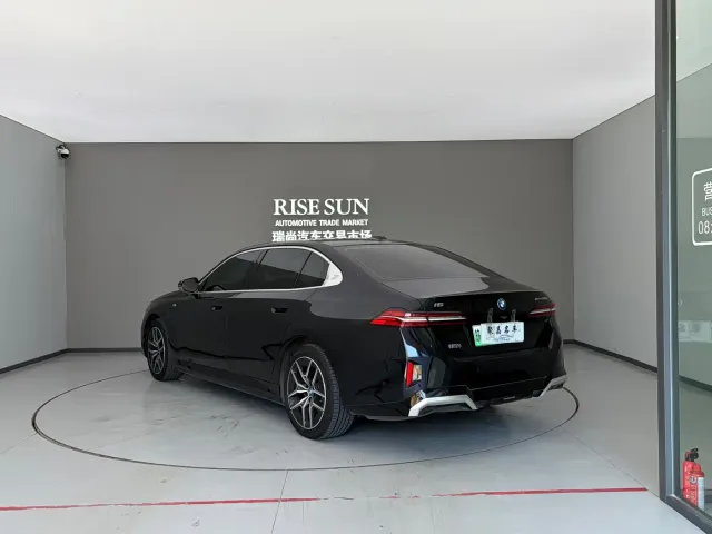 BMW i5 — Фото автомобиля 12