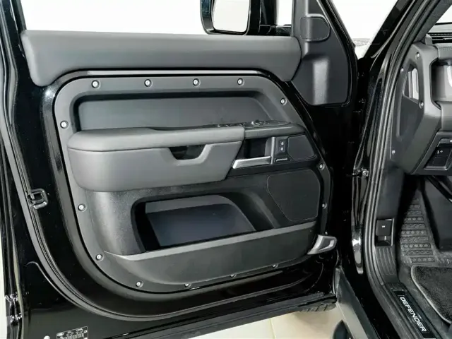 Land Rover Defender — Фото автомобиля 17