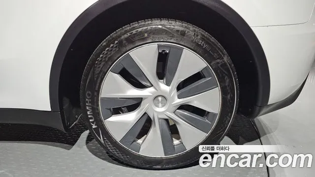 Tesla Model Y — Фото автомобиля 6