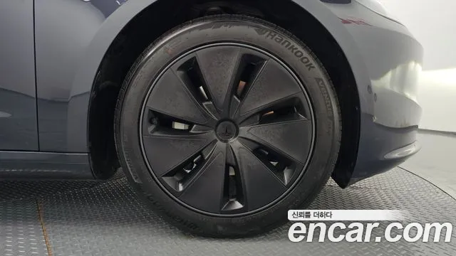 Tesla Model 3 — Фото автомобиля 5